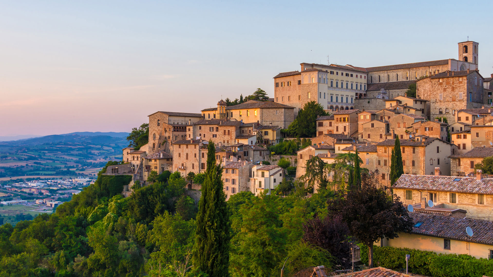 todi-header Die Silouette der Stadt hoch über dem Tibertal © istock ValerioMei