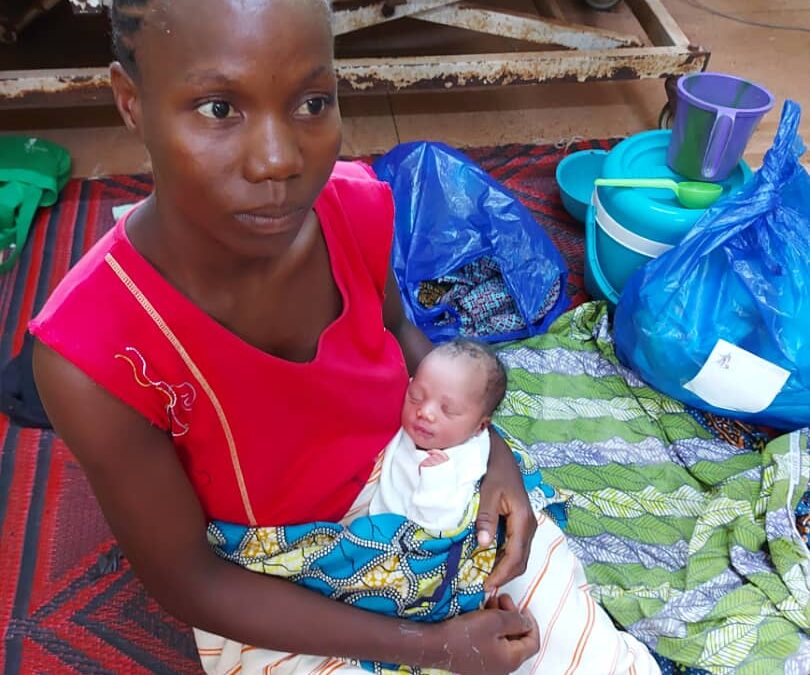 Issaaka, das erste Baby, dass im renovierten Kreißsaal auf die Welt kam, mit seiner Mutter Ruth Zongo