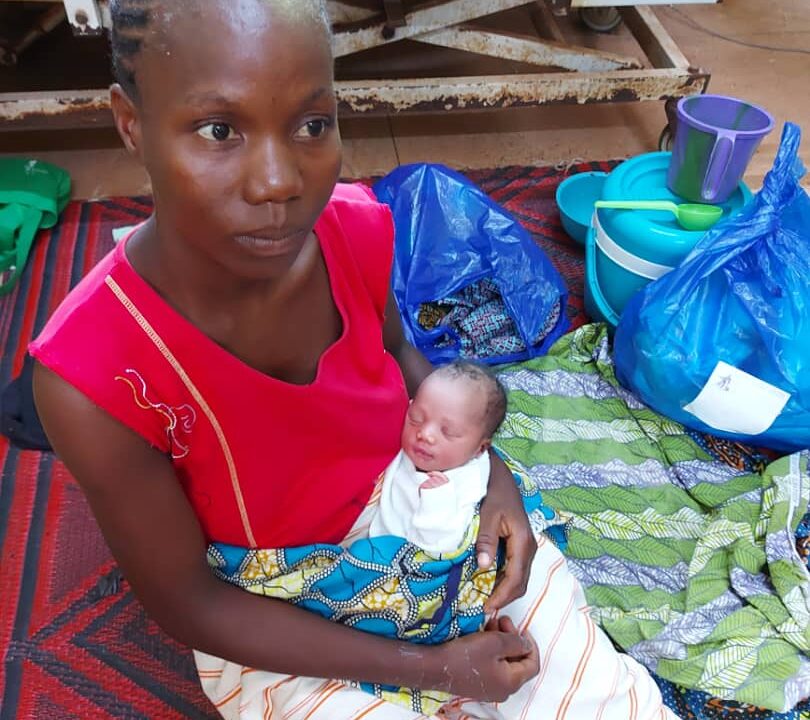 Issaaka, das erste Baby, dass im renovierten Kreißsaal auf die Welt kam, mit seiner Mutter Ruth Zongo