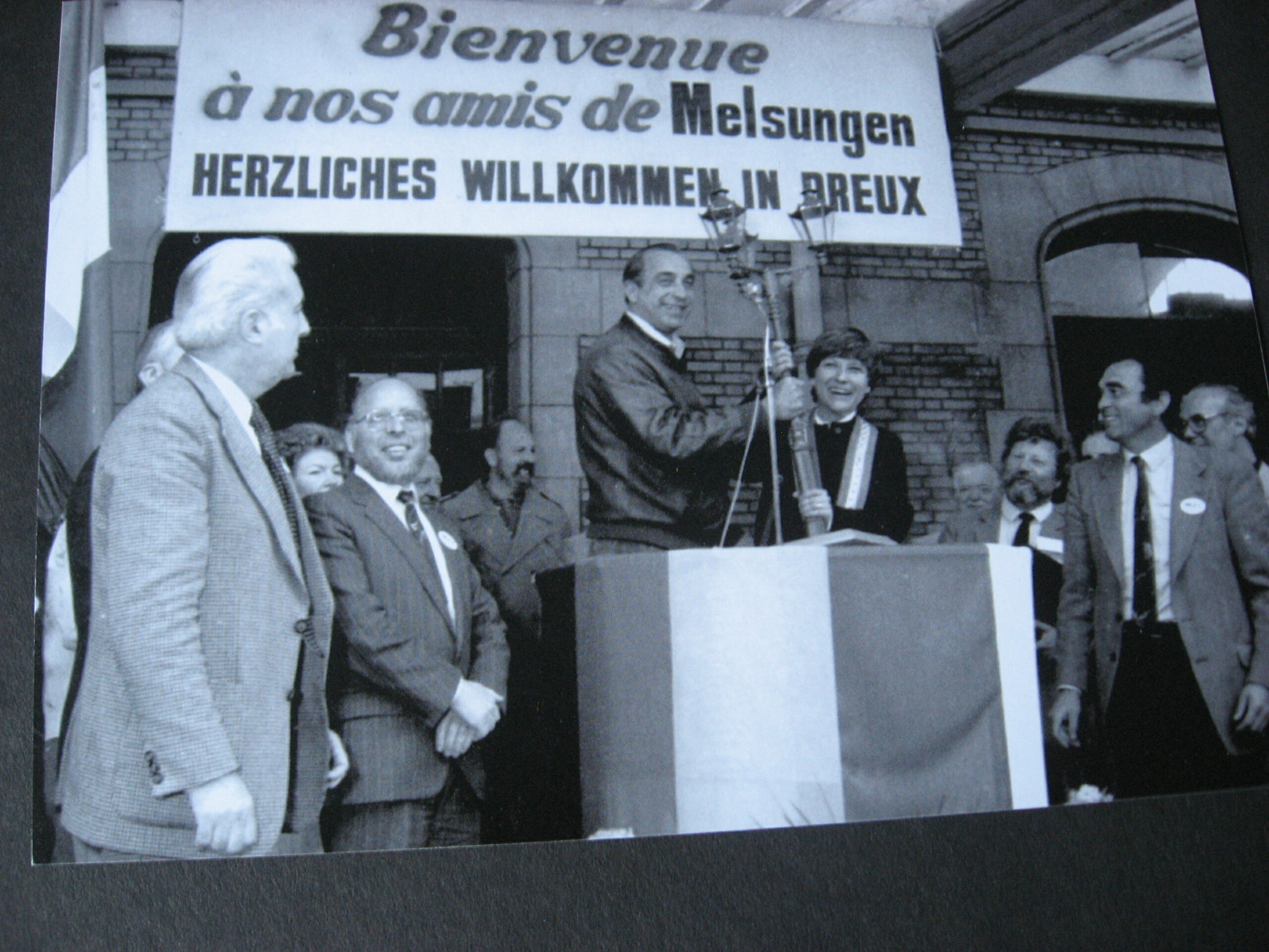 1981 - 15 Jahre in Dreux - BGM Dr. Appell überreicht seiner Dreuxer Amtskollegin Francoise Gaspard eine Berliner Laterne